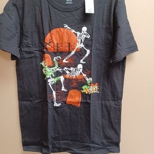 HALLOWEEN tee skeletons in graveyard